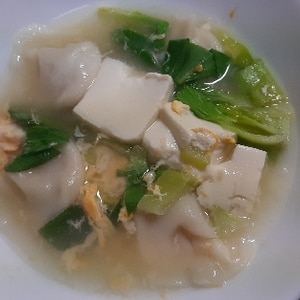 冷凍餃子と豆腐の食べるスープ